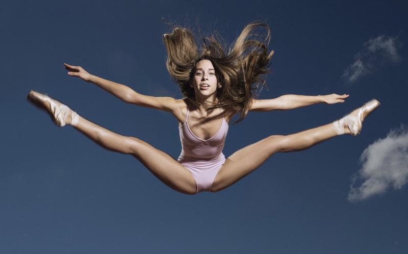 Девушки в прыжке ( 56 фото )