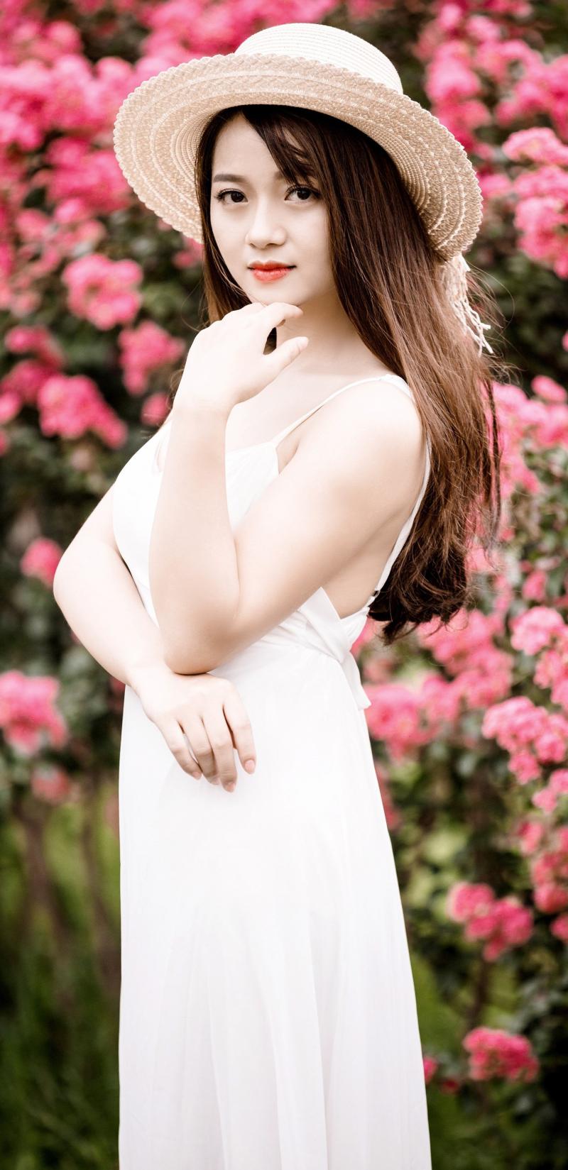 Девушки в саду