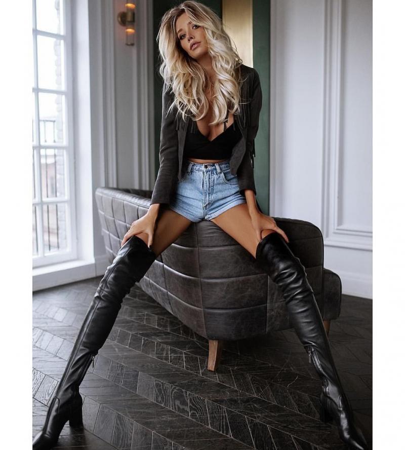 Девушки в сапогах и в чулках