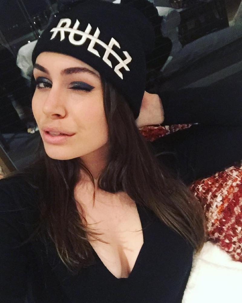 Девушки в шапке