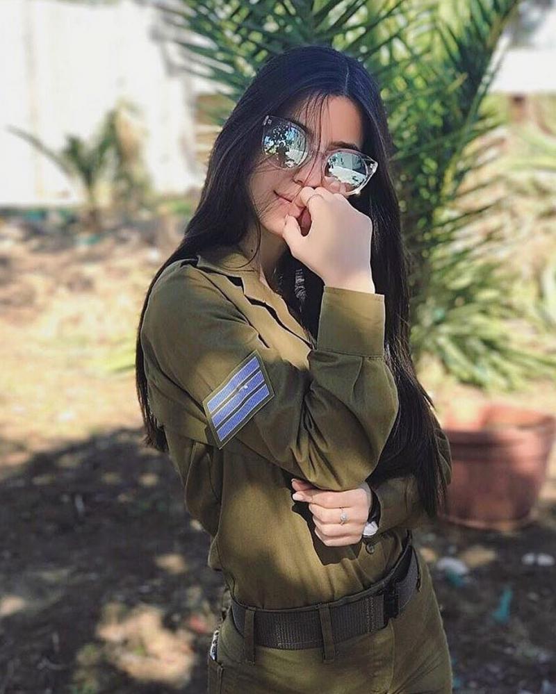 Девушки в военной форме