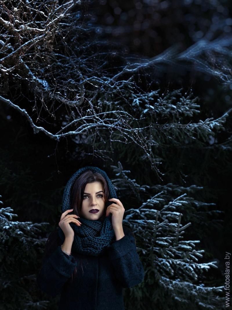 Девушки в зимой в лесу