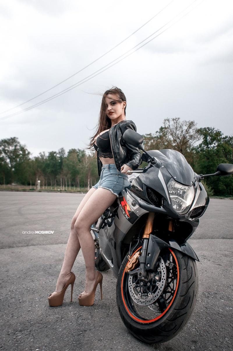 Красивые девушки на мотоциклах