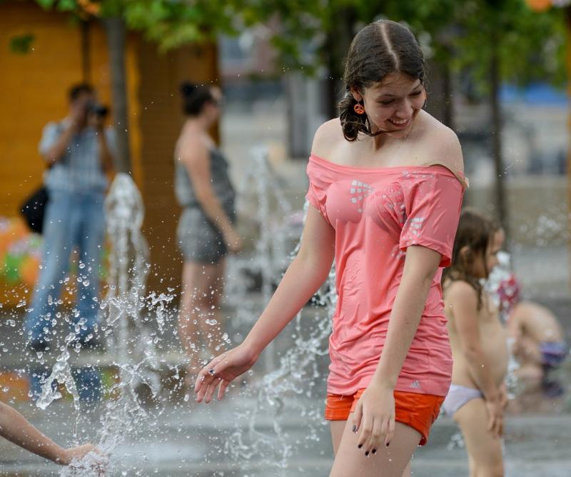 Купание девушек в одежде