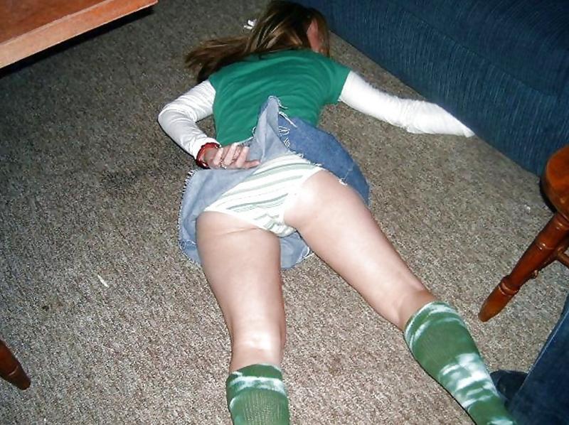 Пьяные девушки снимают трусы