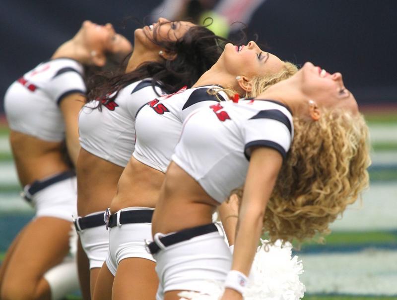 Очаровательные черлидерши в коротких юбках  и шортах ( 54 фото)