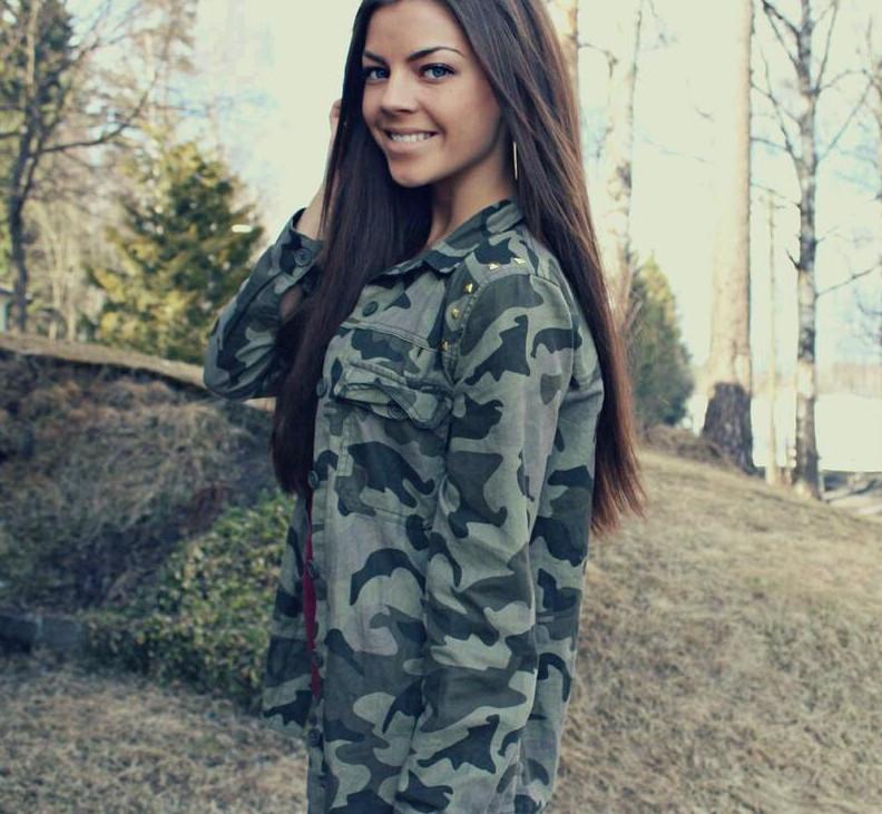 Сербские девушки в военной форме и в купальниках