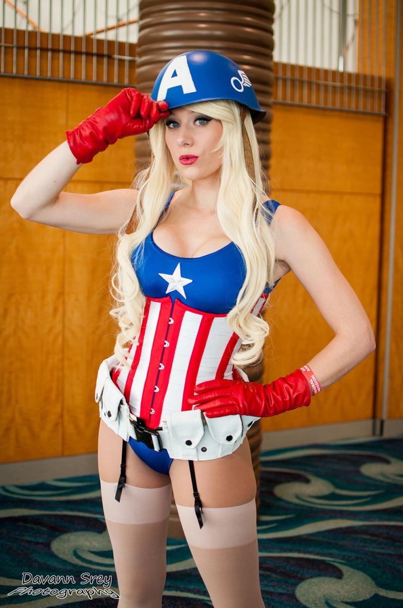 Симпатичные девушки в косплей костюмах