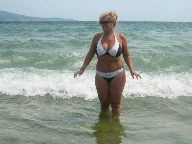 Зрелые дамы на пляже