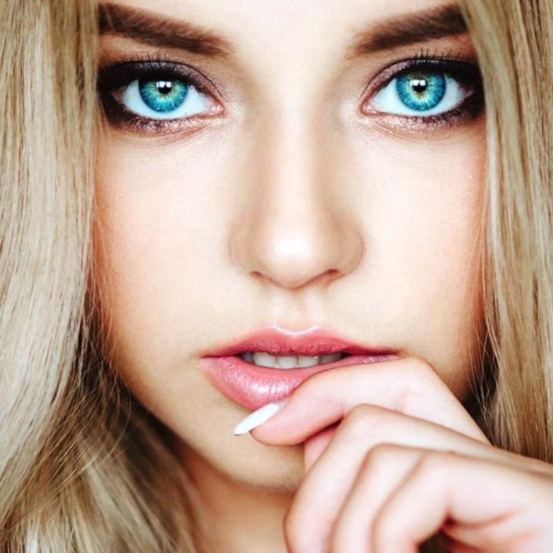 Голубые глаза у девушек на фотографиях.