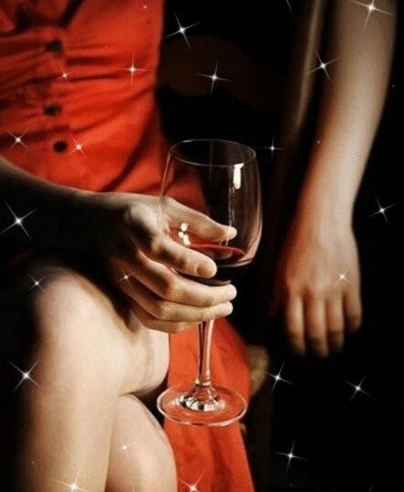 Бокал вина в руке девушки ( 24 фото )