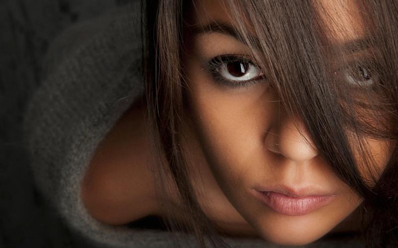 Брюнетки с карими глазами