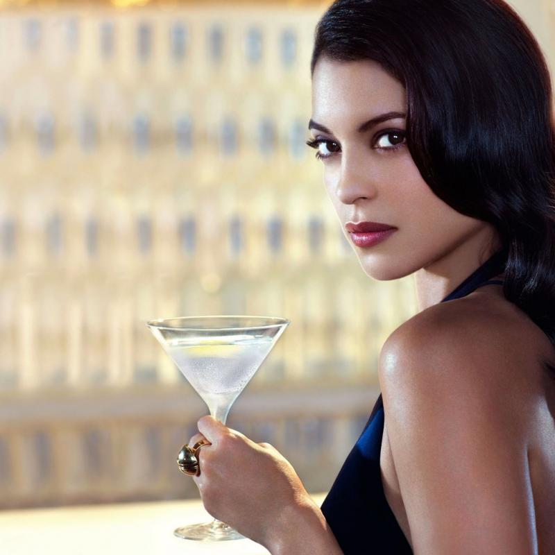 Брюнетки с коктейлем