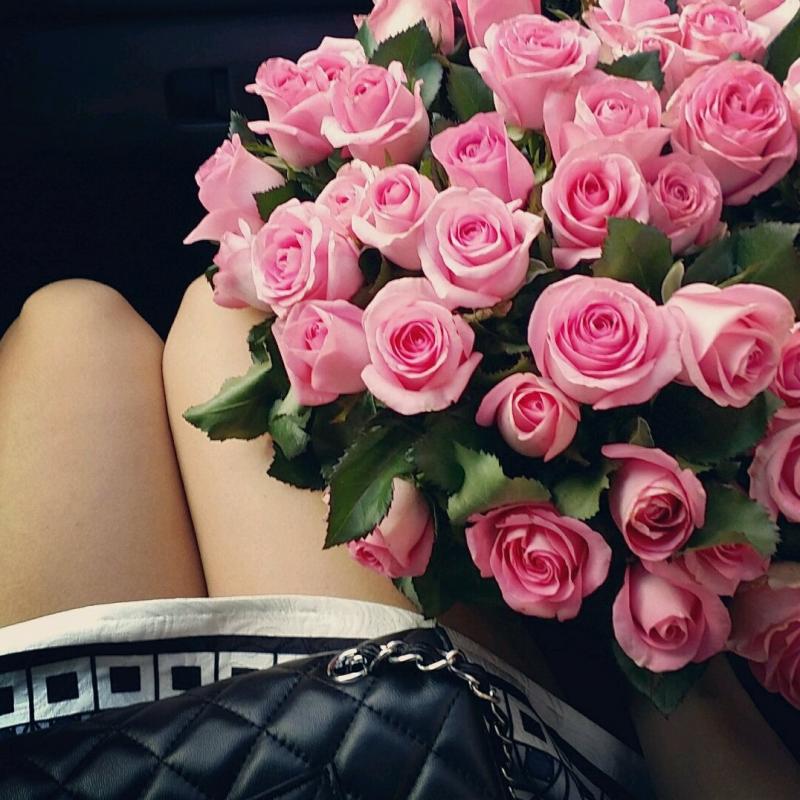 Букет цветов в руках у девушки ( 33 фото )