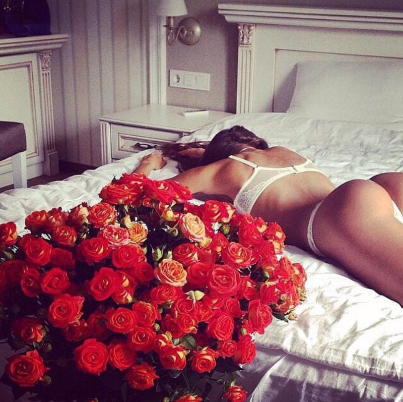 Букеты в руках женщин без лица