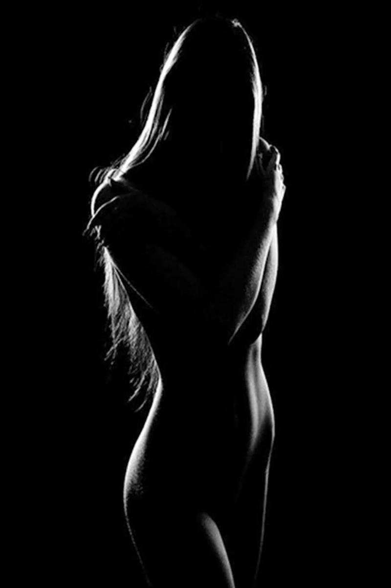 Черно белый силуэт девушки