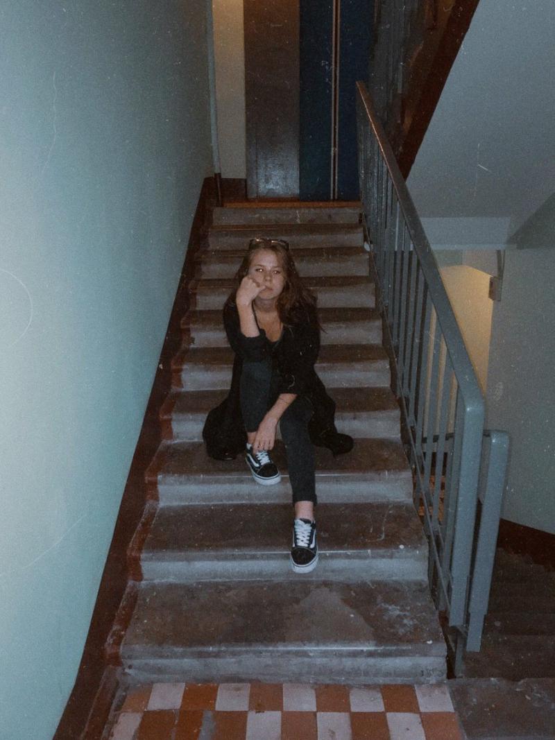 Девушки позируют в подъезде