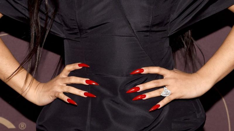 Девушки с длинными ногтями