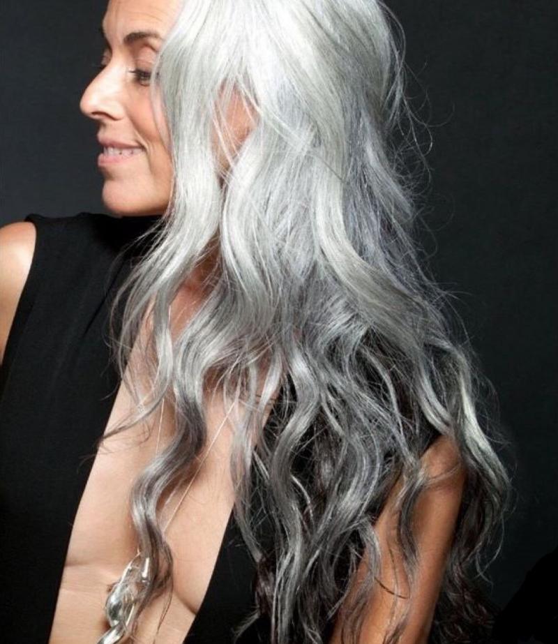 Женщины с сединой в волосах ( 33 фото )