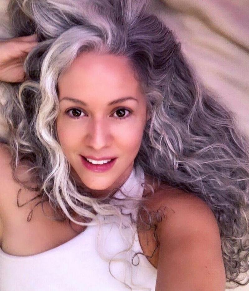 Женщины с сединой в волосах ( 33 фото )