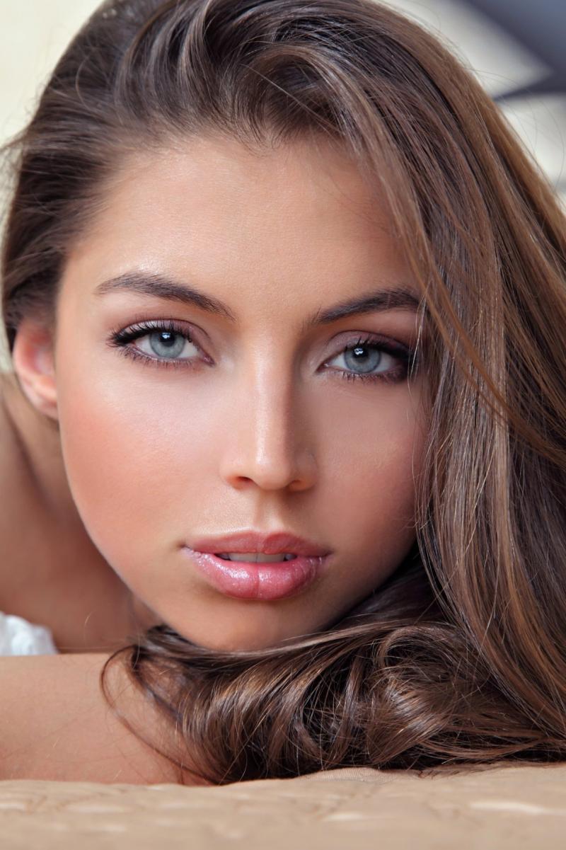 Девушки с серыми глазами