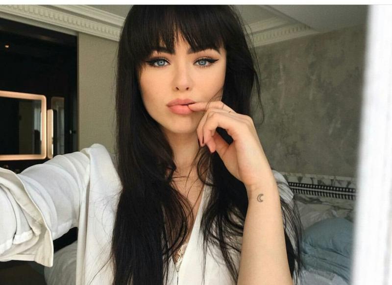 Девушки с темными волосами и челкой