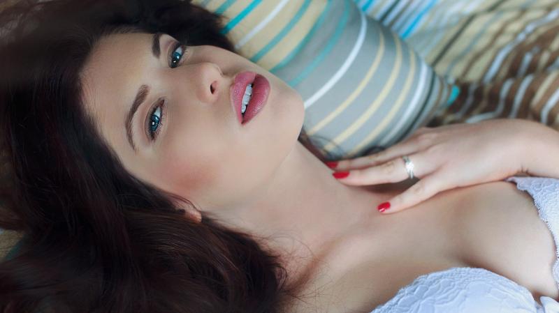 Девушки шатенки с голубыми глазами