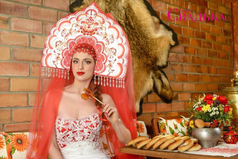 Девушки в кокошниках и русских нарядах