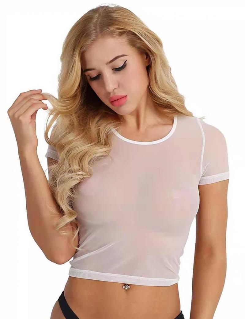 Девушки в прозрачных футболках