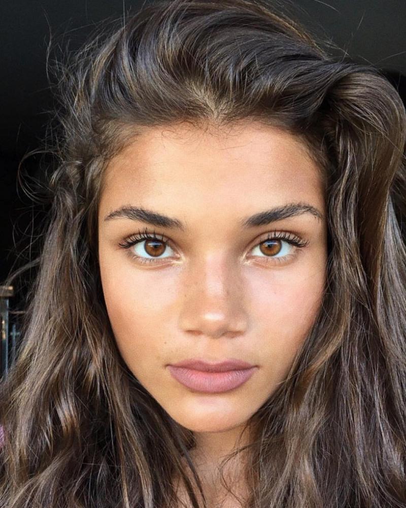 Естественная красота девушки без макияжа