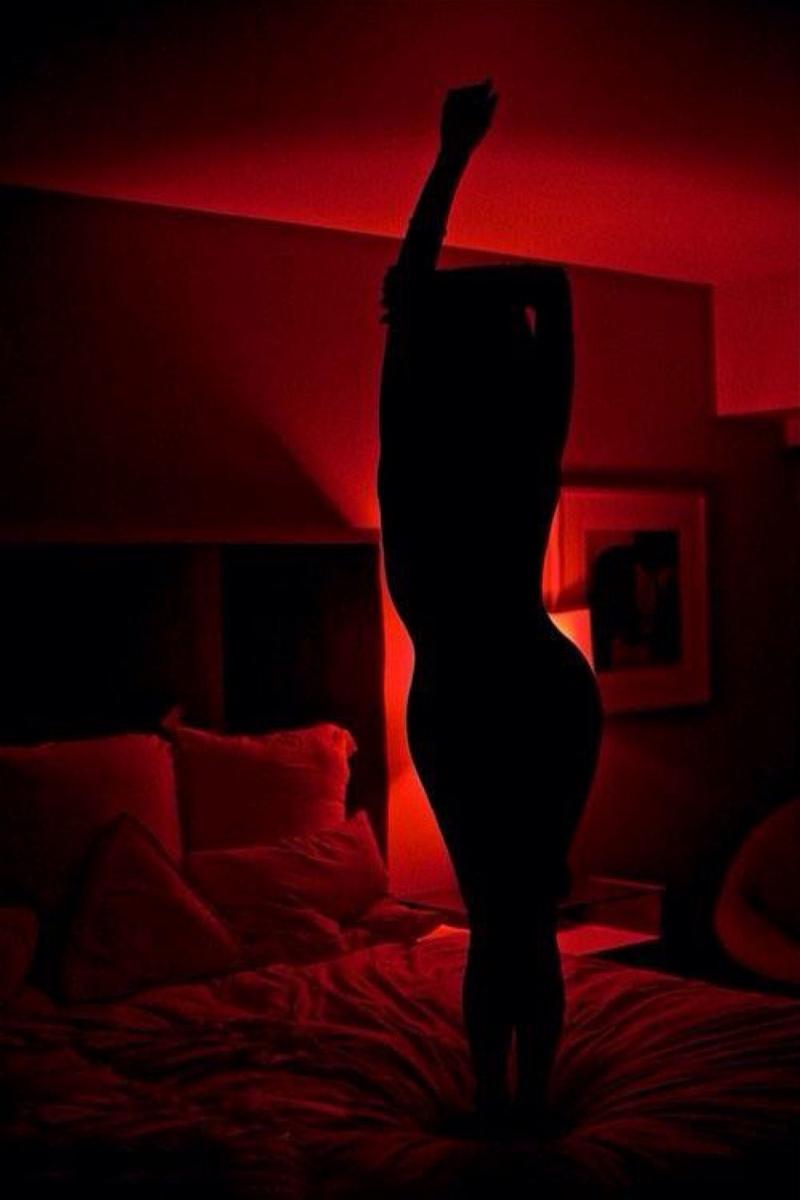 Фигура девушки в темноте