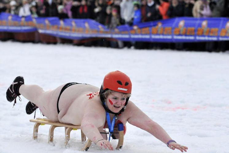 Фото: Голышом на санках