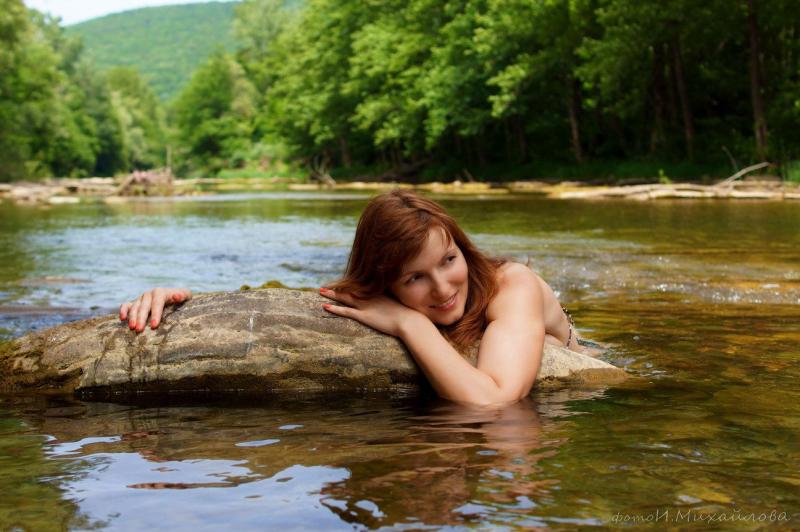 Женщины купаются в реке