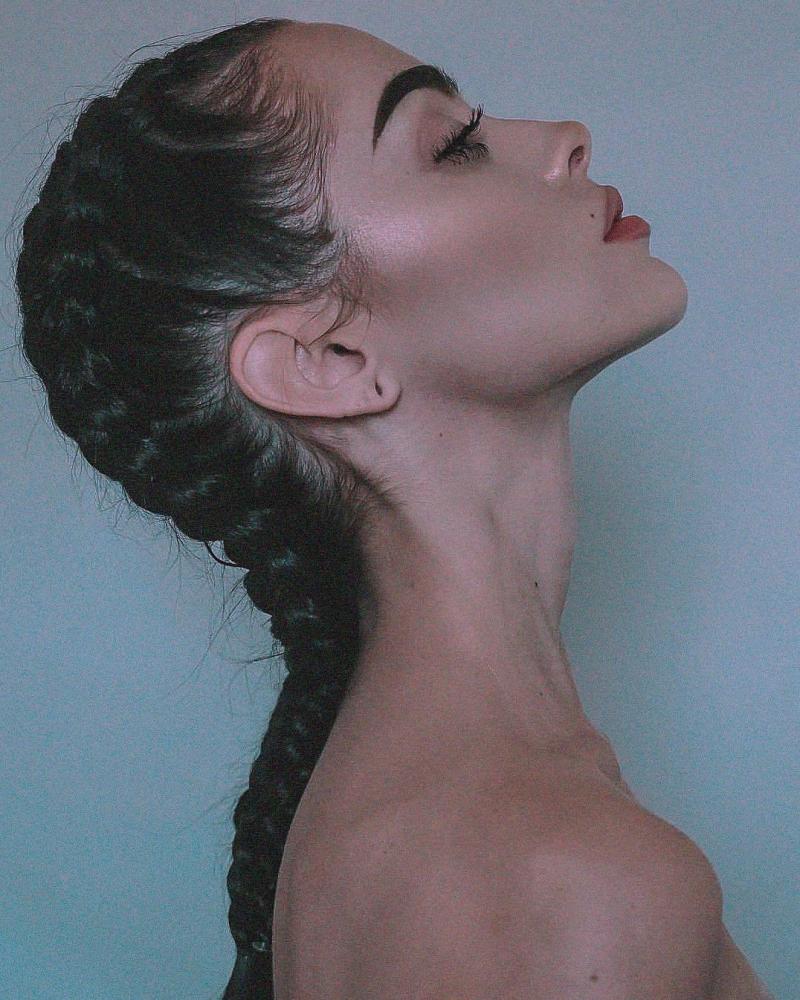 Голова девушки в профиль