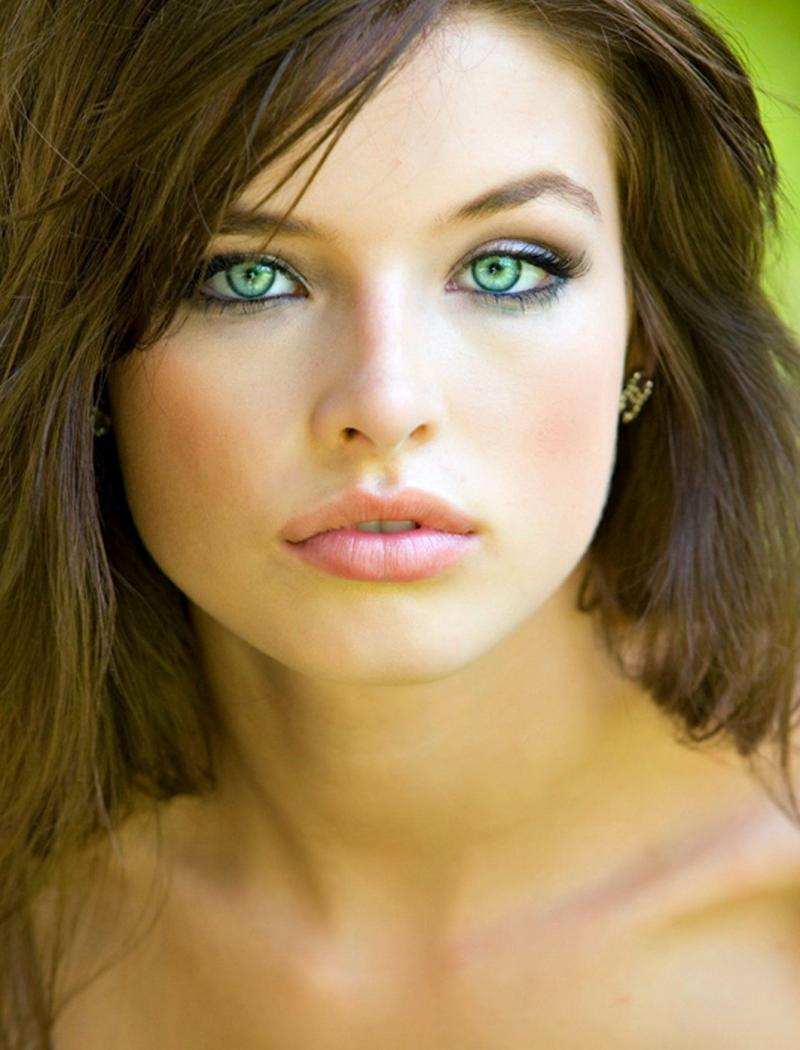 У девушки глаза цвета морской волны.