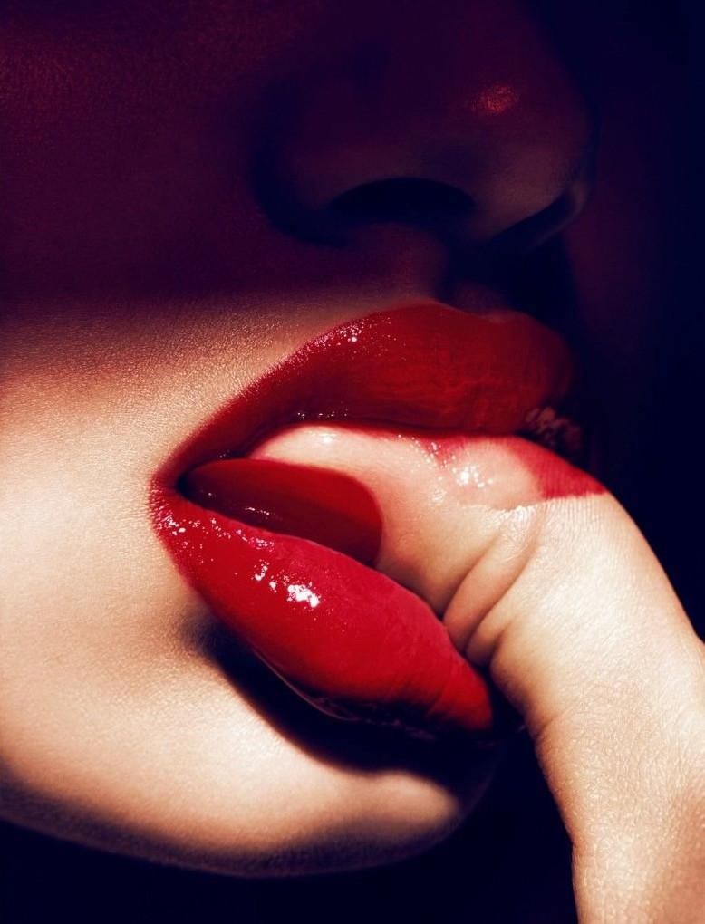 Губы девушек без лица