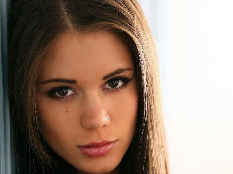 Идеальные черты лица девушки