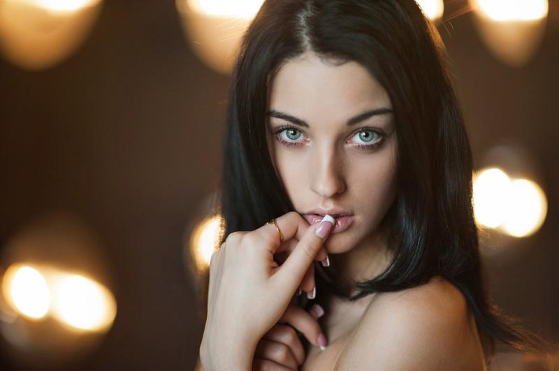 Игривый взгляд девушки