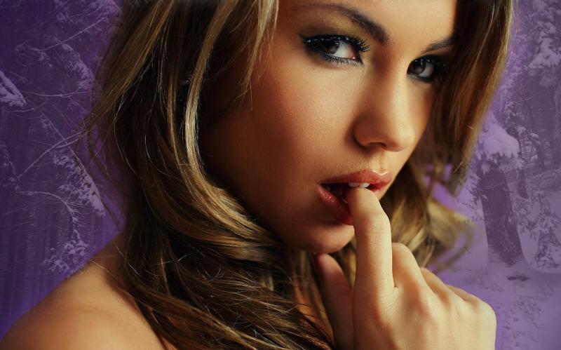 Игривый взгляд девушки