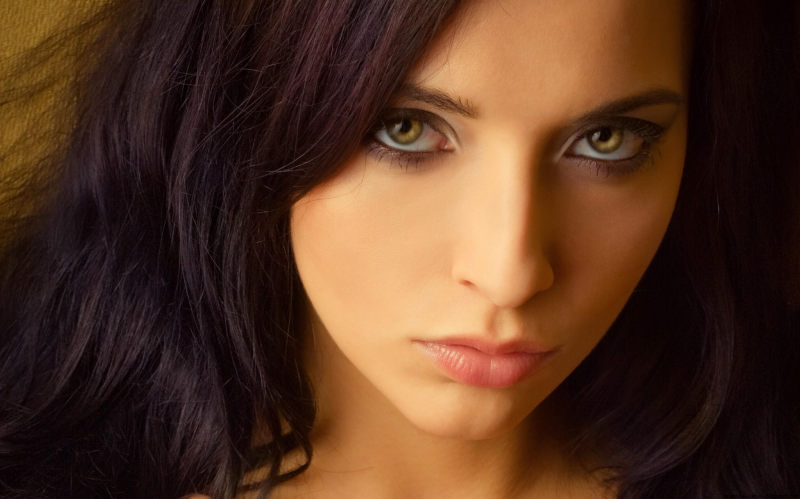 Изумрудные глаза у девушек