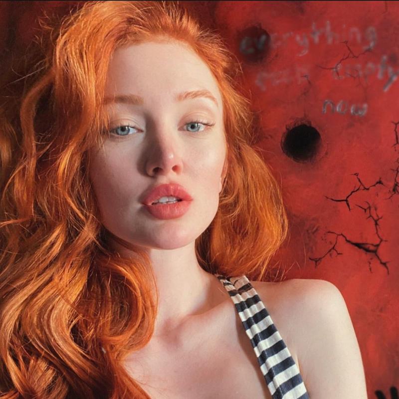 Крашеные рыжие волосы девушки