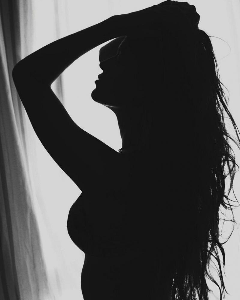 Красивая тень девушки