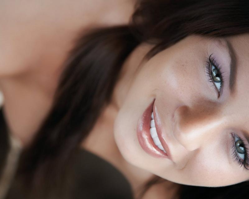 Красивая улыбка девушки