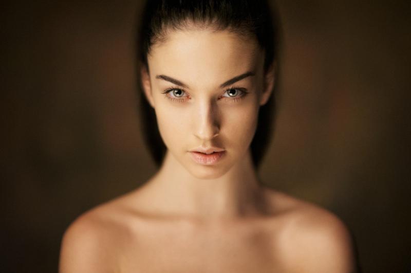 Красивое лицо девушки анфас