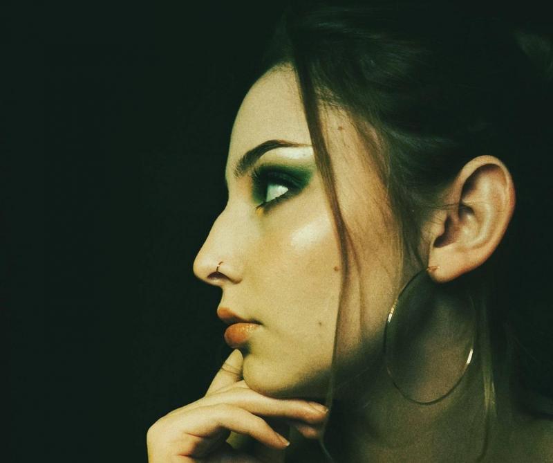 Красивые девушки с горбинкой на носу