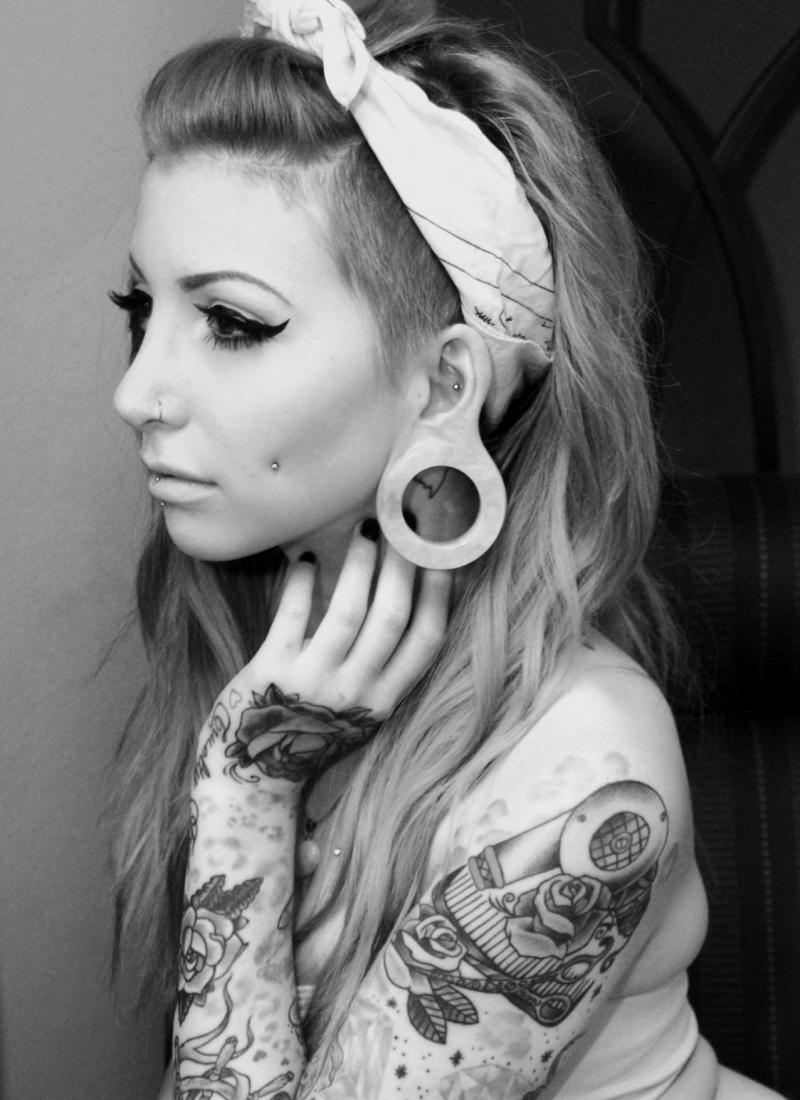 Красивые девушки с тоннелями