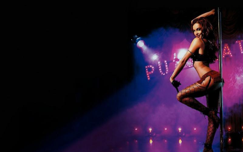 Очаровательные девушки в ночном клубе