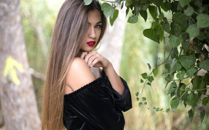 Фото прекрасных длинноволосых девушек.