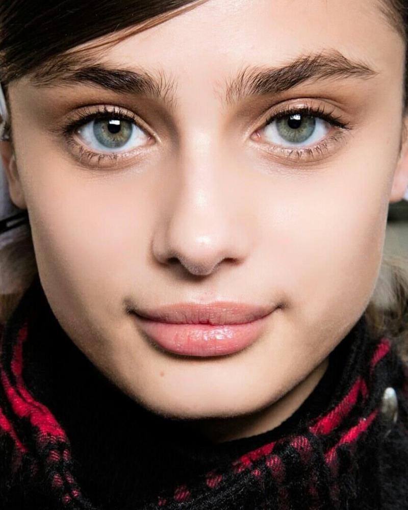 Красивые натуральные брови