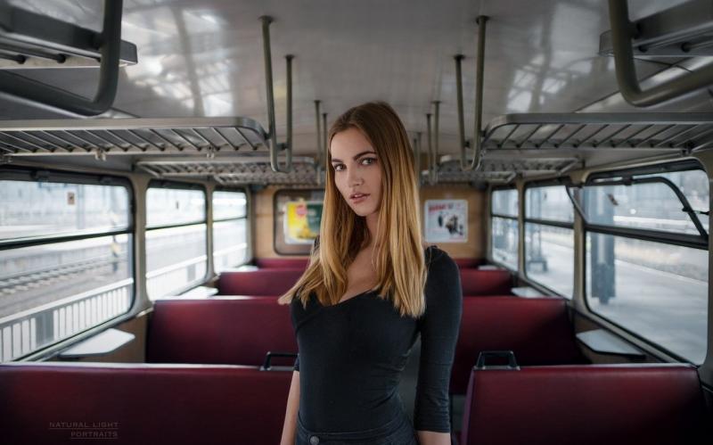 Красивые девушки в автотранспорте ( 38 фото )